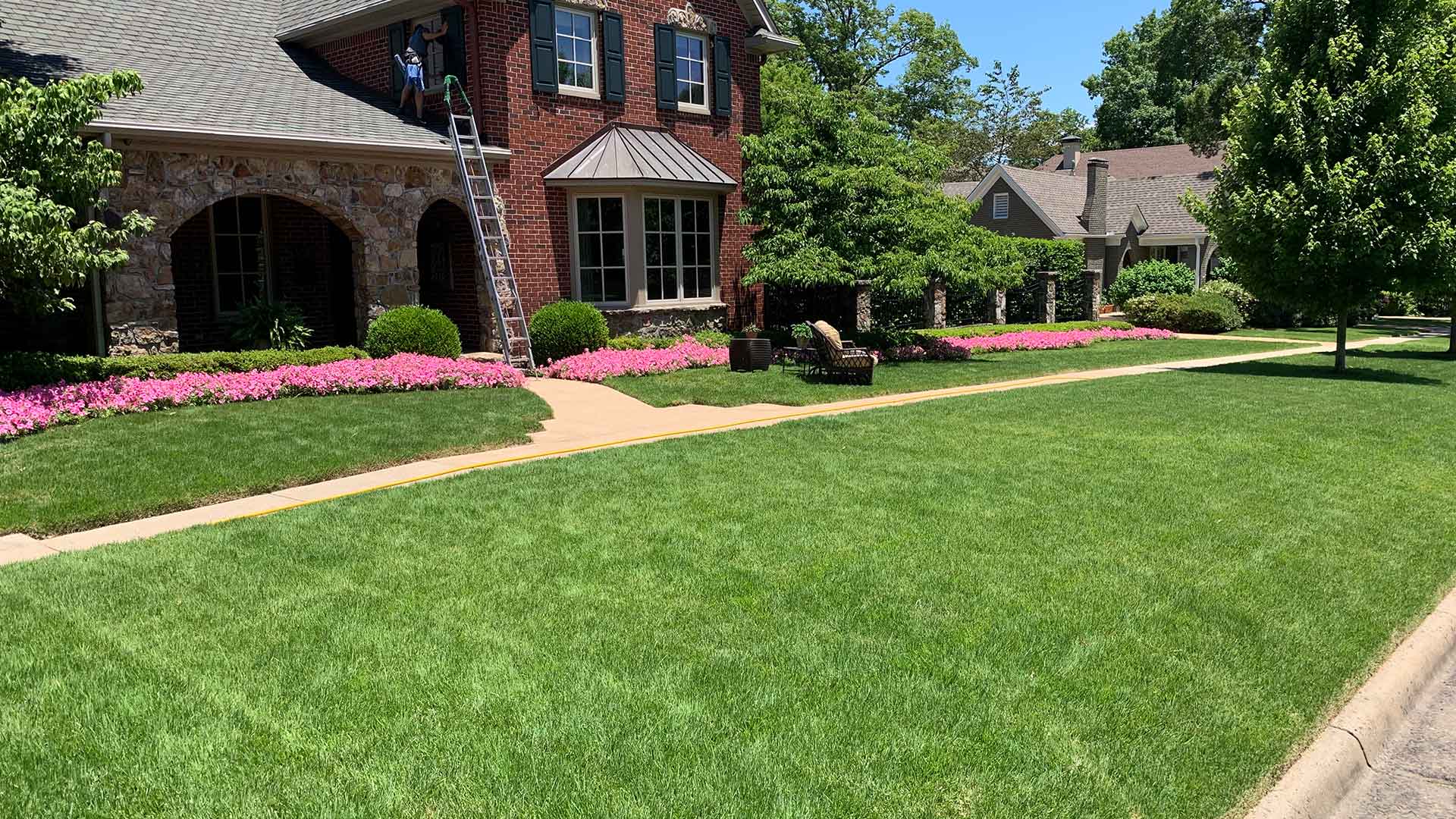 Beautiful yard with regular lawn care services in Bryant, AR.